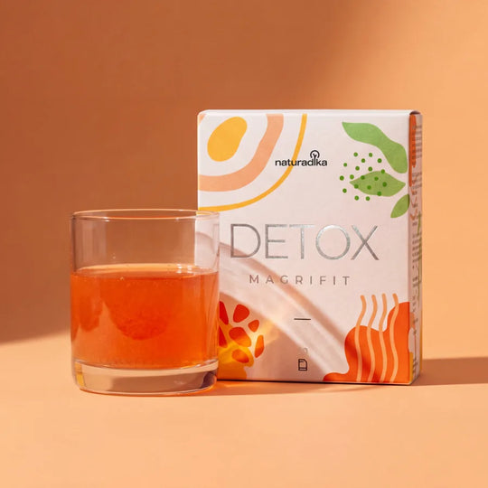 Magrifit Detox de Naturadika, boite de 20 sachets avec verre de boisson drainante