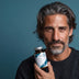 Homme tenant le flacon de Viboost Tribulus + Maca de Naturadika